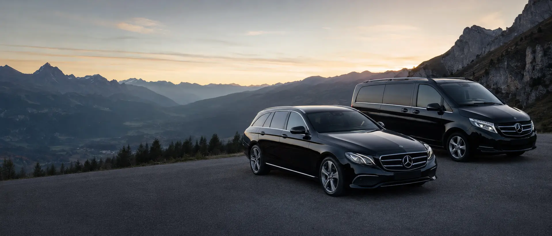 Schwarze Mercedes-Benz E-Klasse T-Modelle und Vito Pro Tourer von Servus.Taxi